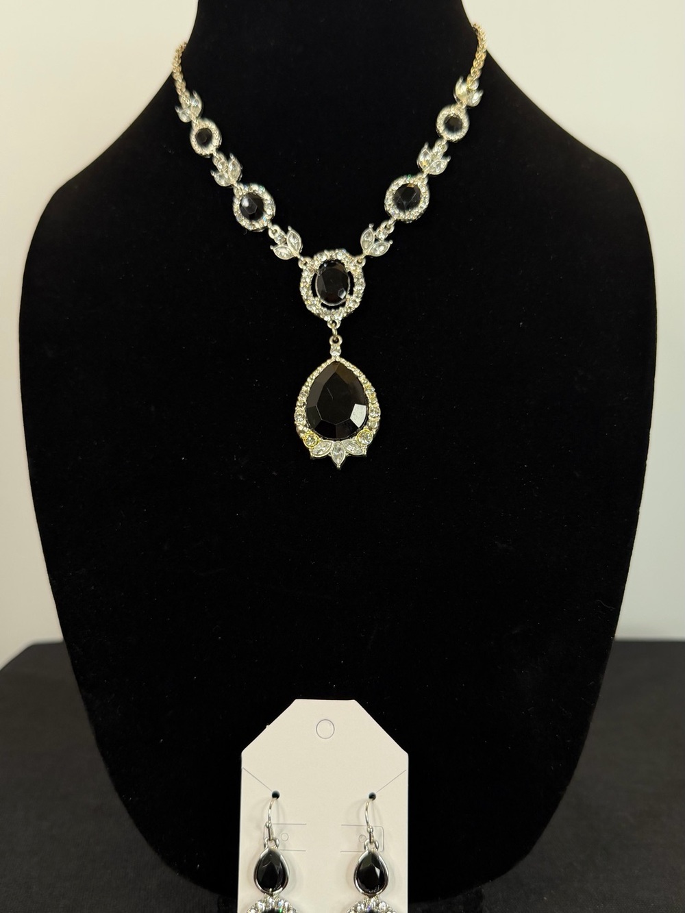 Silver-Tone Black Teardrop Pendant Necklace and Earring Set